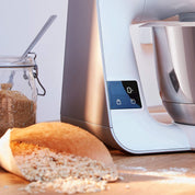 Bosch Küchenmaschine MUM5 MUM5XW20, Edelstahl-Schüssel 3,9 L, integrierte Waage, Mixer 1,25 L, Profi-Knethaken, Schnee-, Silikonbesen, Durchlaufschnitzler, 4 Scheiben, 1000 W, weiß